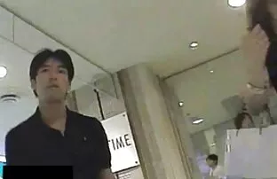 メガネを持つ男は、巨大なクリトリスでお尻 ...
