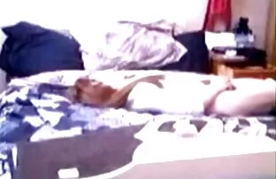 若い友人は台所でお母さんの猫を舐める。  ...