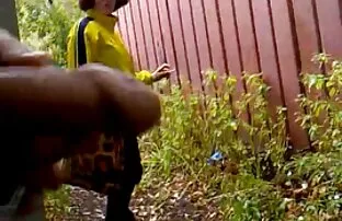 見知らぬ人の猫に引き裂かれたコンドーム  ...