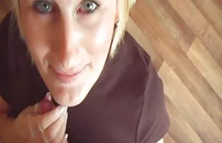 二階の男は彼女の口の中で女性をファックし ...