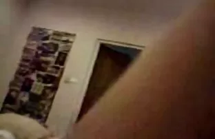 ブルネットは、黄金の小便の爆発を飲みます ...