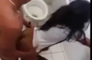 かわいい茶色の髪のソファの上にクソスーパ ...