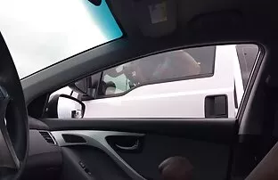 ヒスパニック系のトラック運転手は、Clの ...