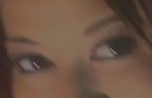 男は太くて長いコックで細い女の子をファッ ...