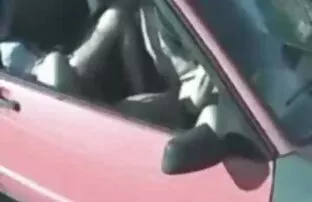 男は彼の妻を突き出すために彼の親友を招待 ...