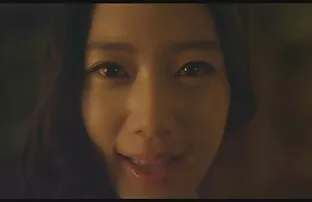 男は自宅で彼のガールフレンドを失い、彼女 ...