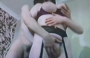 角質の彼女は、ルームメイトの前で彼女の夫 ...