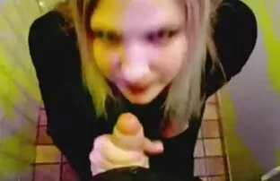 魅力的なslurperは官能的な打撃を与 ...