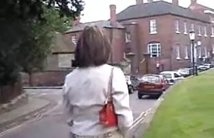 魅力的なブロンドは、プールで友人と見知ら ...